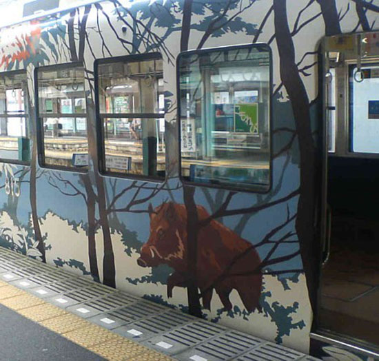 train_Wild_boar_decoration_Eizan_line_Kyoto_prefecture